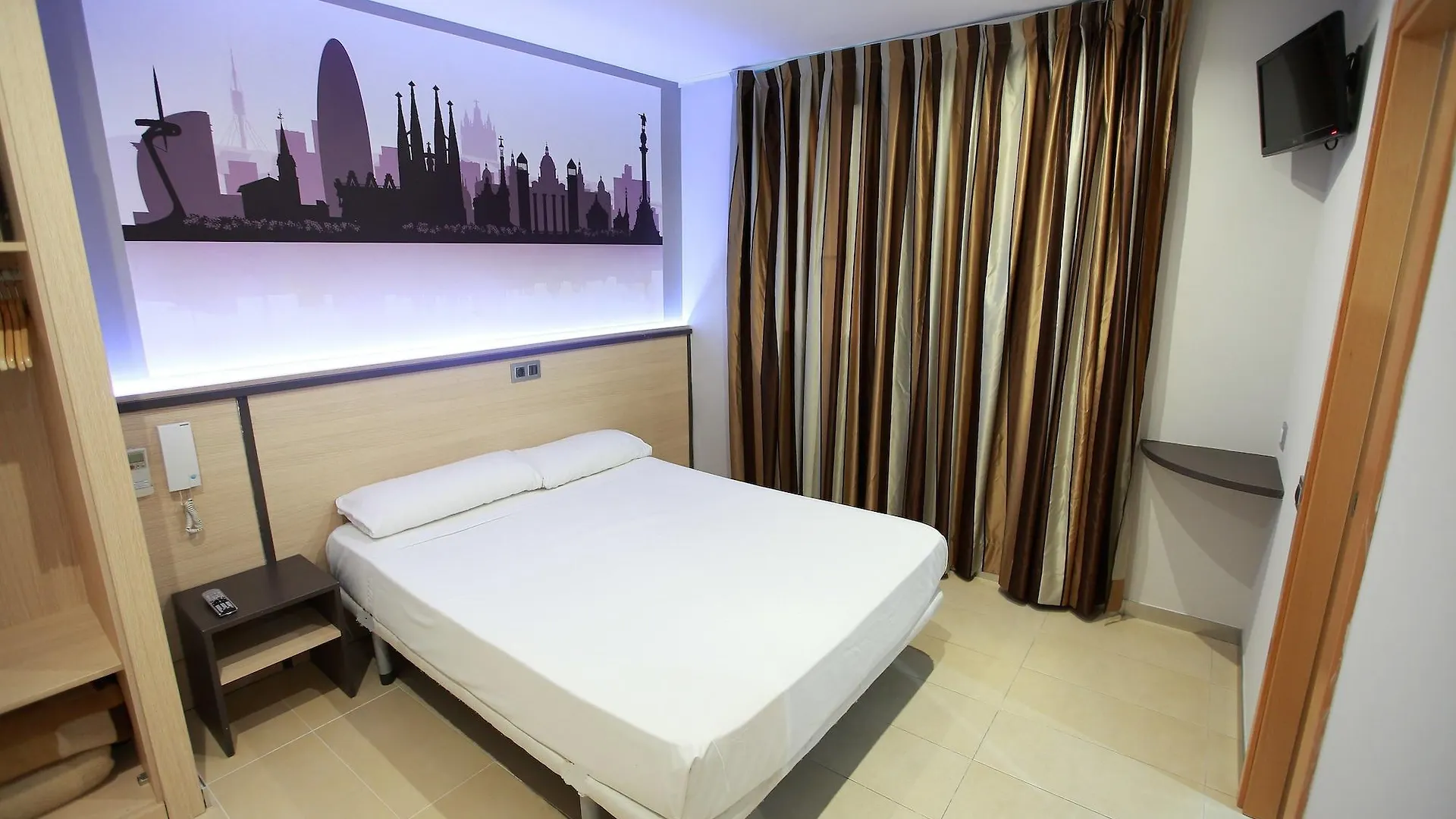 Hostal Las Flores Ramblas Barcelona 2*,  Spain