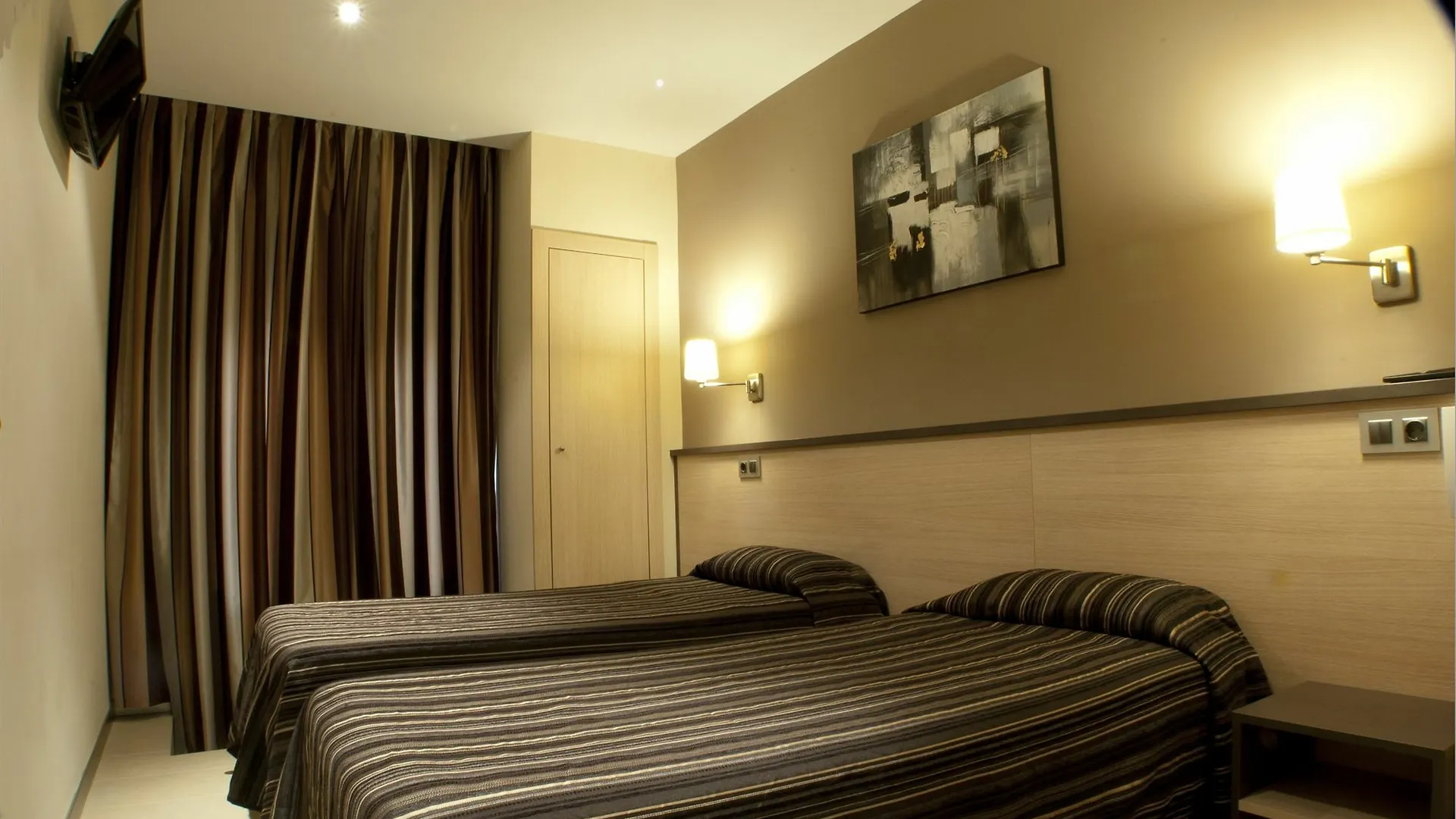 Hostal Las Flores Ramblas Barcelona Guest house